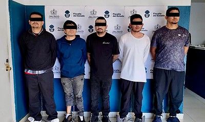 Cinco hombres bajo custodia policial durante un operativo relacionado con los disturbios del 18 de octubre en Guadalajara.