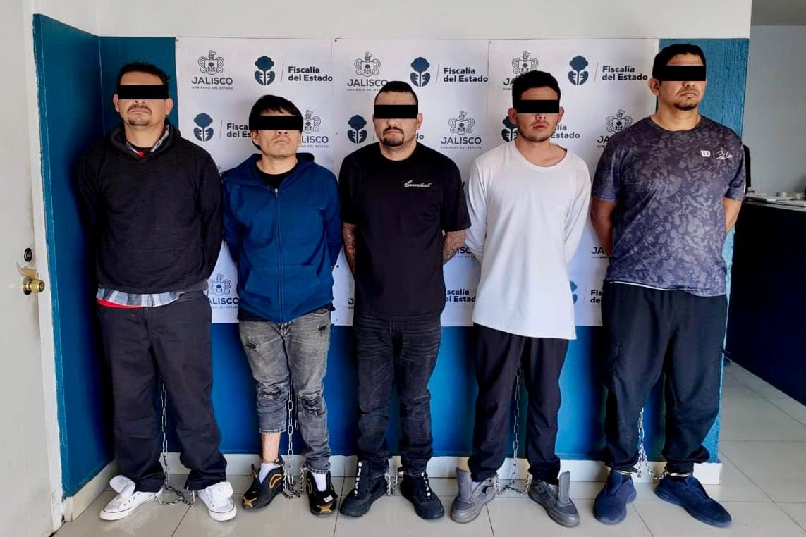 Cinco hombres bajo custodia policial durante un operativo relacionado con los disturbios del 18 de octubre en Guadalajara.