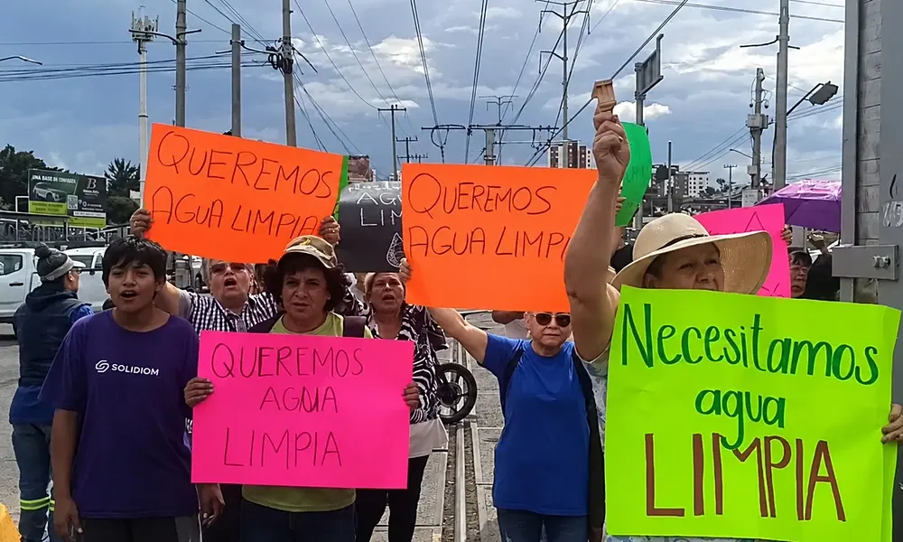 vecinos bloquean Línea 1 del Tren Ligero por problemas de calidad del agua