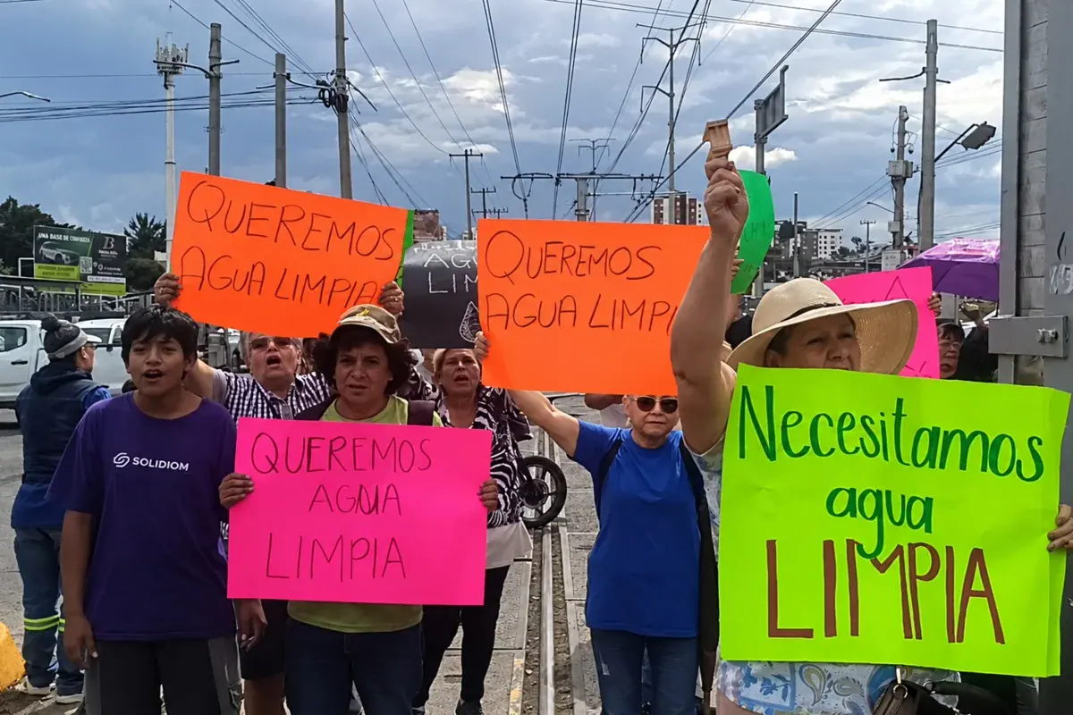 vecinos bloquean Línea 1 del Tren Ligero por problemas de calidad del agua