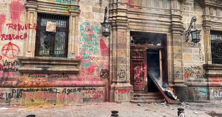 Exterior del edificio del Poder Judicial de Jalisco, relacionado con la investigación de los disturbios del 18 de octubre en Guadalajara.