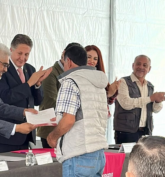 Juan José Frangie Saade y autoridades del Registro Agrario Nacional entregan títulos de propiedad y certificados parcelarios a familias de Zapopan.