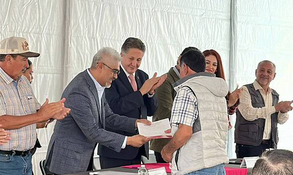 Juan José Frangie Saade y autoridades del Registro Agrario Nacional entregan títulos de propiedad y certificados parcelarios a familias de Zapopan.
