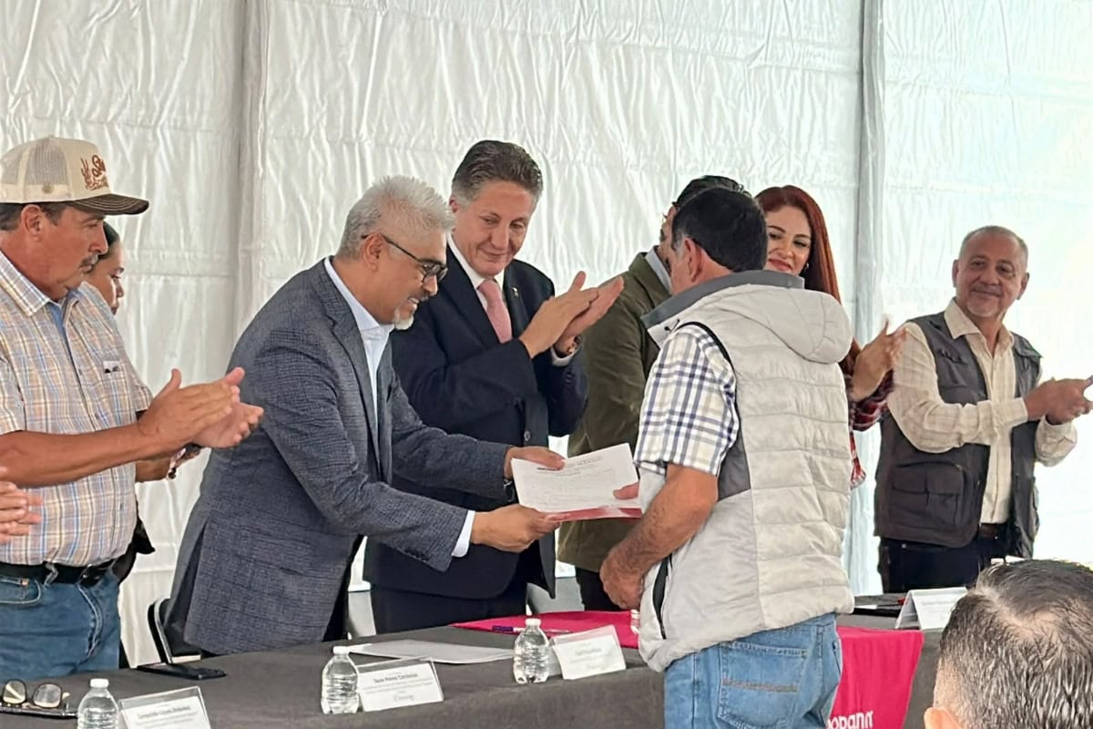 Juan José Frangie Saade y autoridades del Registro Agrario Nacional entregan títulos de propiedad y certificados parcelarios a familias de Zapopan.