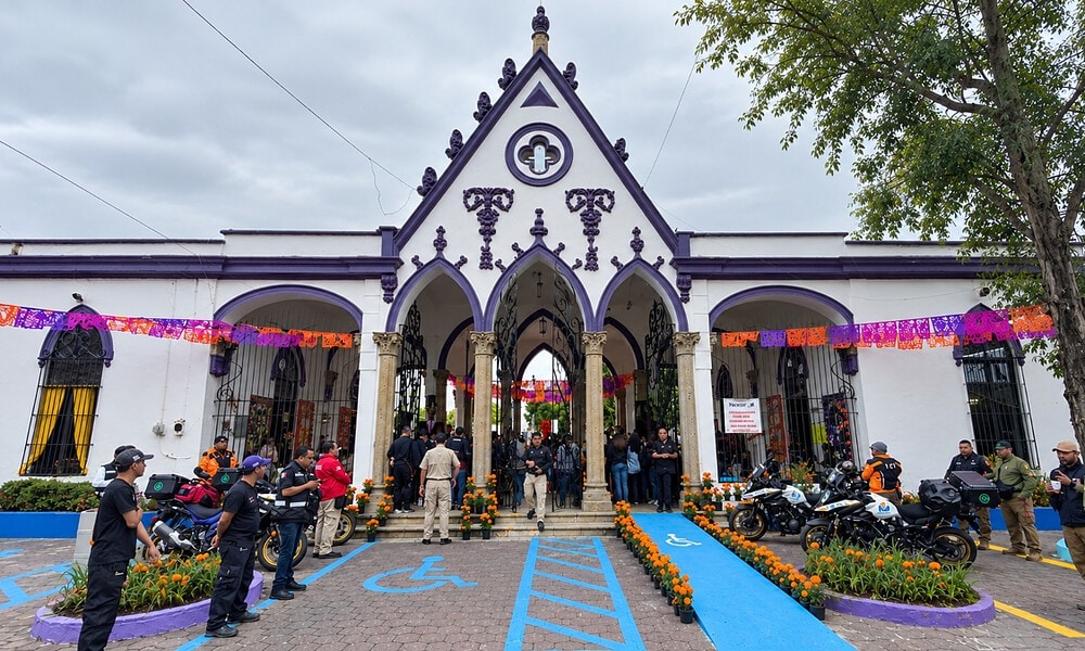Operativo de seguridad en cementerios de Zapopan por el Día de Muertos.
