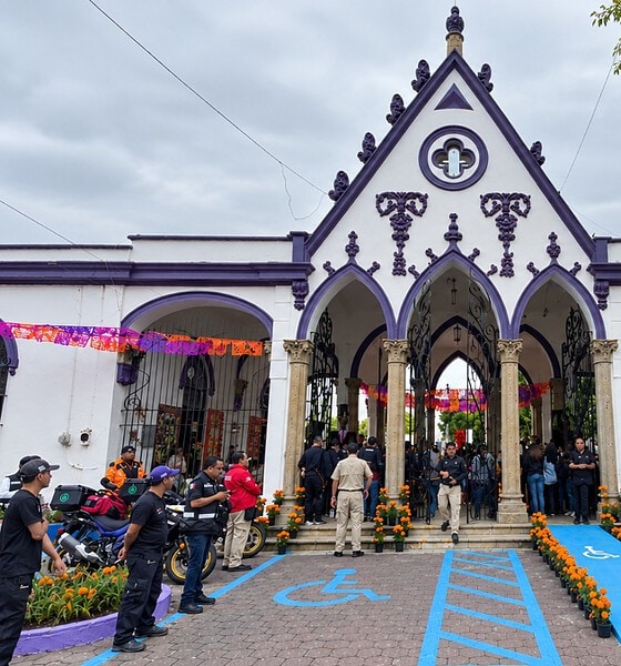 Operativo de seguridad en cementerios de Zapopan por el Día de Muertos.