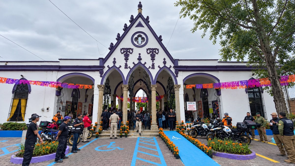 Operativo de seguridad en cementerios de Zapopan por el Día de Muertos.