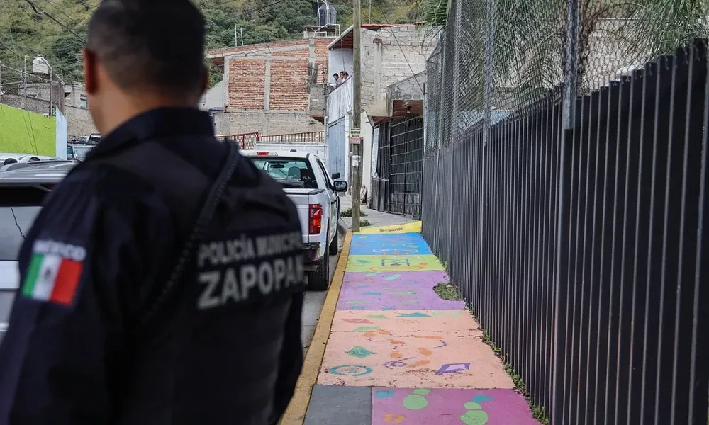 Policía de Zapopan refuerza seguridad en planteles educativos.