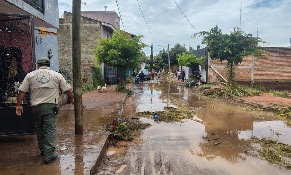 Trabajos de limpieza y recuperación de viviendas y vialidades tras la inundación del 20 de septiembre de 2026 en Zapotlanejo, Jalisco.