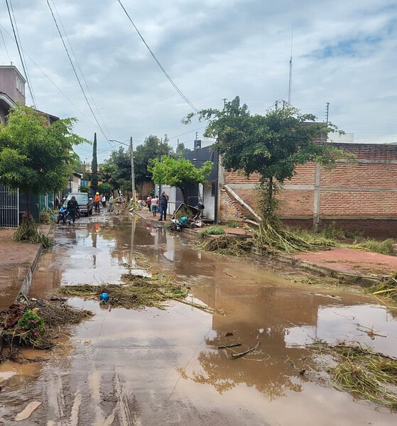 Trabajos de limpieza y recuperación de viviendas y vialidades tras la inundación del 20 de septiembre de 2026 en Zapotlanejo, Jalisco.