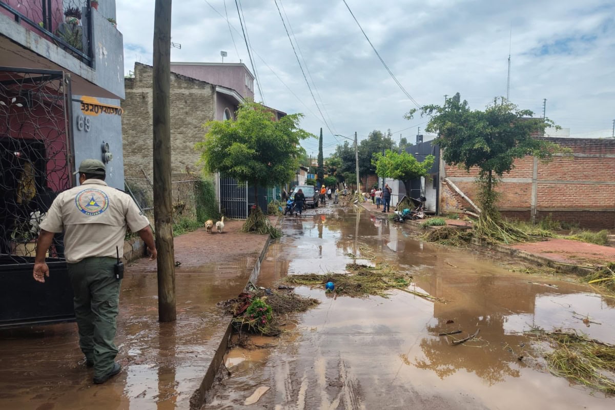 Trabajos de limpieza y recuperación de viviendas y vialidades tras la inundación del 20 de septiembre de 2026 en Zapotlanejo, Jalisco.